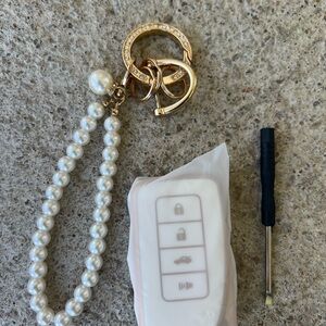 Elegant Pearl Keychain with Gold Accents for Lexus.‎